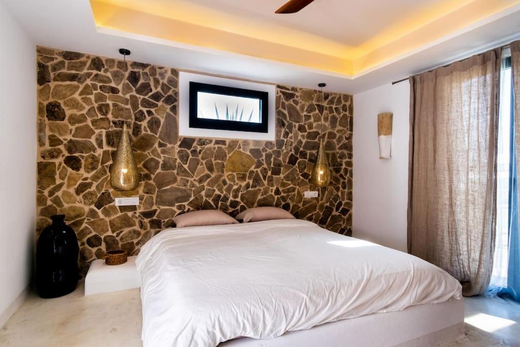 Habitación con pared de piedra