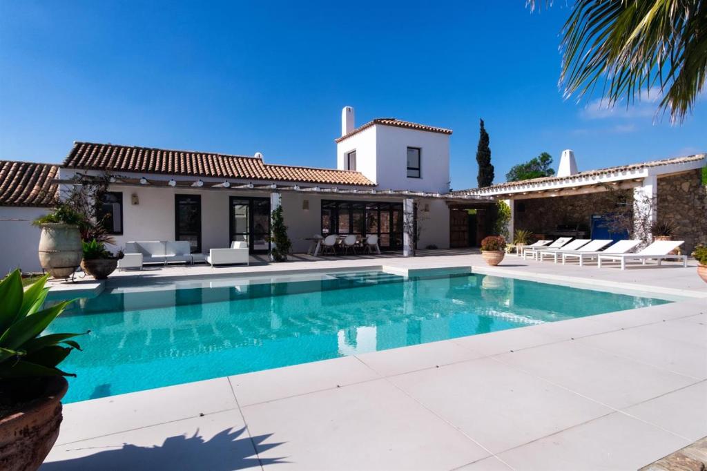 Piscina y exterior del cortijo