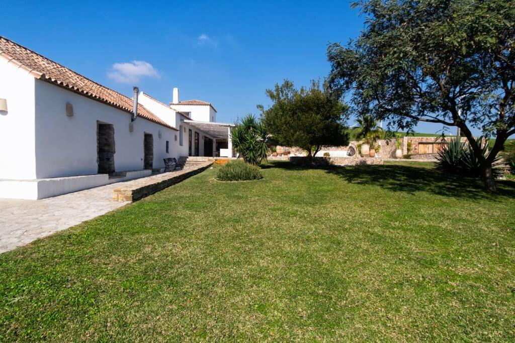 Jardín exterior del cortijo